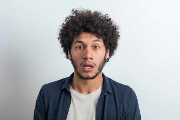 愤怒的成年人做着鬼脸图片下载