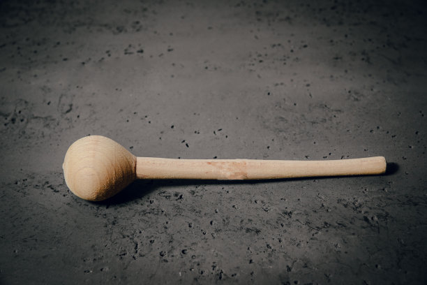 搅棍用来磨碎和搅打蛋糕的木棍图片下载