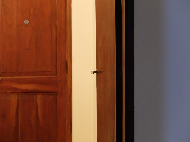 木门关闭和打开图片下载