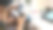摄影师在创意的工作场所用专业的相机工作和检查。图片下载