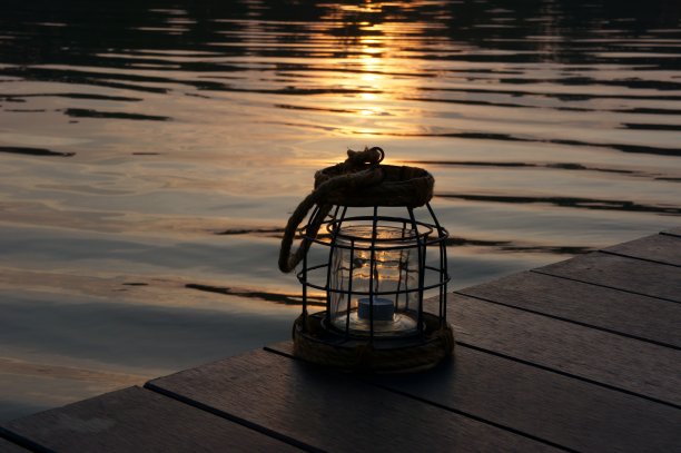 灯笼和微光的水在黎明-放松，冥想和正念的概念图片下载