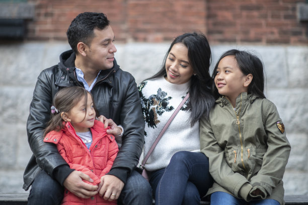 西班牙家庭肖像图片下载