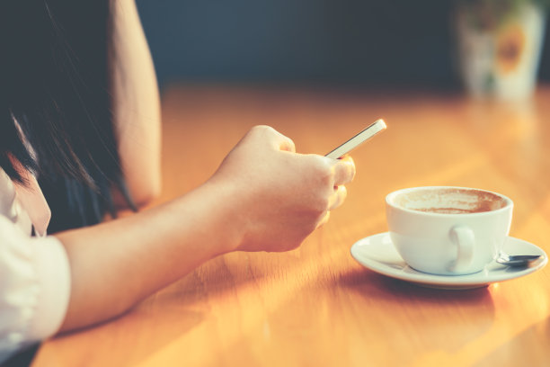 智能手机和咖啡成瘾图片下载