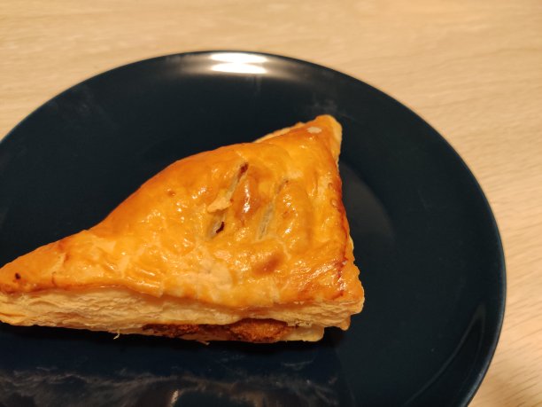 三角形的面包放在一个蓝色的盘子里图片下载