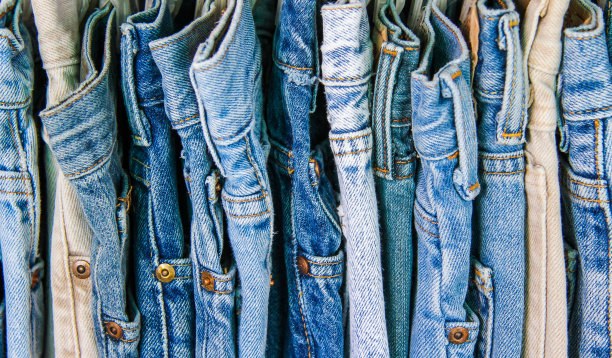 二手牛仔裤的架子图片下载