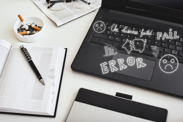 缺乏创意。办公桌的短镜头。营销失败的概念图片下载