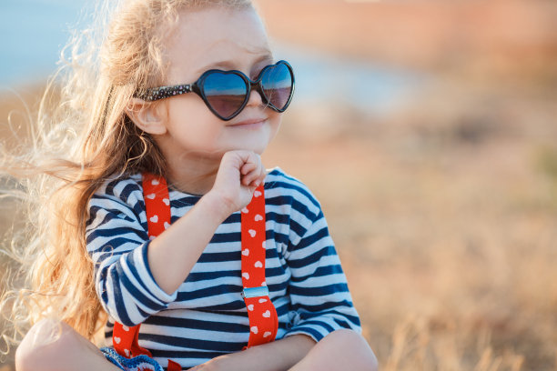夏天海边快乐的小女孩。图片下载