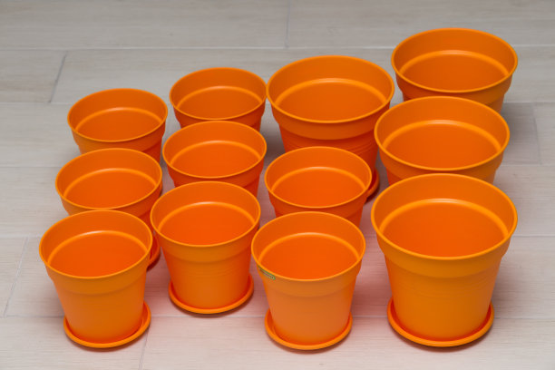 亮橙色的塑料花盆图片下载