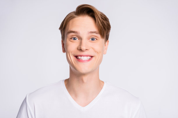 他的特写肖像，他好看的可爱的，有吸引力的，愉快的，愉快的，积极的内容的人孤立在轻白色柔和的背景图片下载