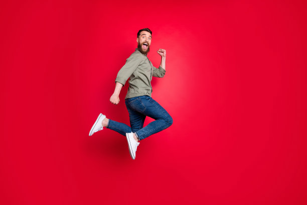 男子决定做运动的全身照片，并开始跑步，而孤立的红色背景图片下载