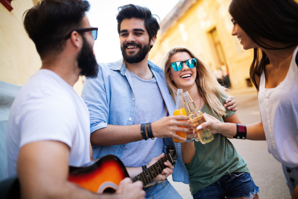 一群朋友一起玩，一起度过美好的时光图片下载