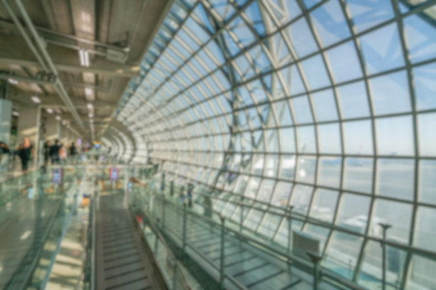 模糊背景的大型建筑内部走廊。摄于泰国曼谷素万那普机场。图片下载