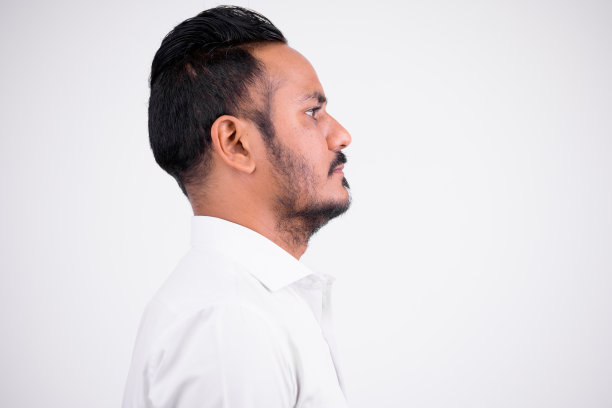 在白色背景下的印度商人的侧面视图图片下载