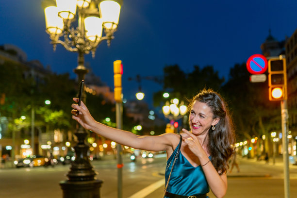 巴塞罗那格雷西亚大道上的美女图片下载