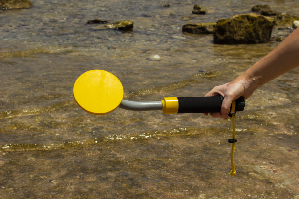 水下金属探测器在手中的照片，寻宝和旅游探险背景图片下载