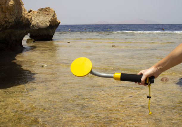 水下金属探测器在手中的照片，寻宝和旅游探险背景图片下载