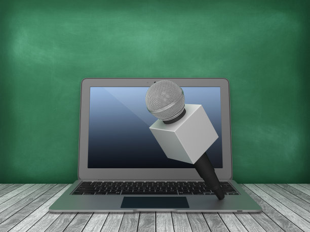 笔记本电脑与麦克风黑板背景- 3D渲染图片下载