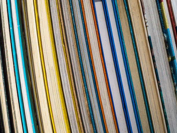 书店的书架上有一排旧书。有很多古典文学的书图片下载