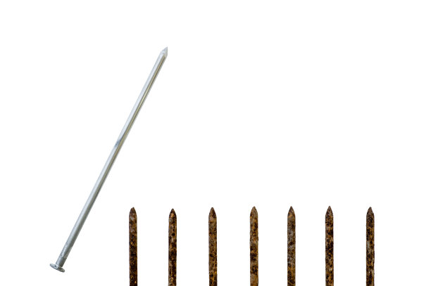 金属闪亮锋利的钉子顶部一堆旧生锈的钉子孤立在白色的背景。图片下载