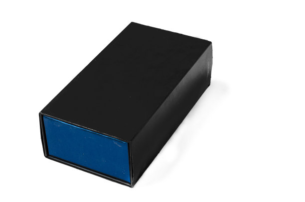 优雅的黑盒孤立在白色背景，复制空间。图片下载