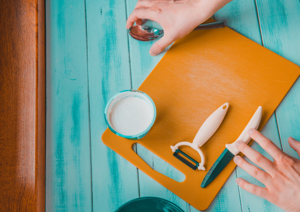 一个男人正在采摘绿色黄瓜的俯视图。准备沙拉的概念，沙拉和晚餐。图片下载