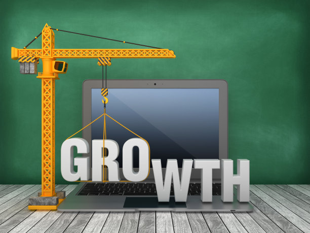 塔吊和笔记本电脑与成长字在黑板背景- 3D渲染图片下载