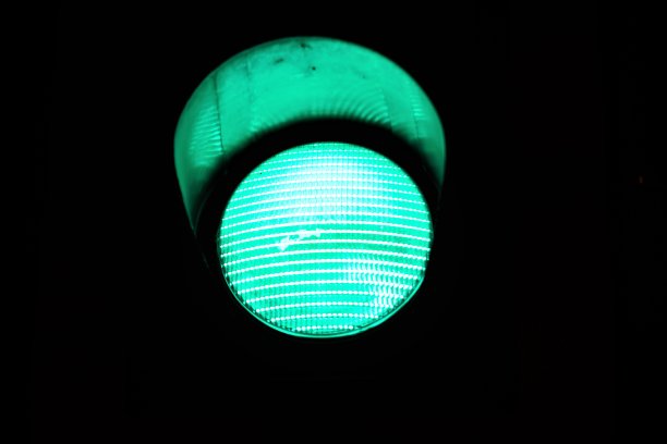 城市里的交通灯图片下载