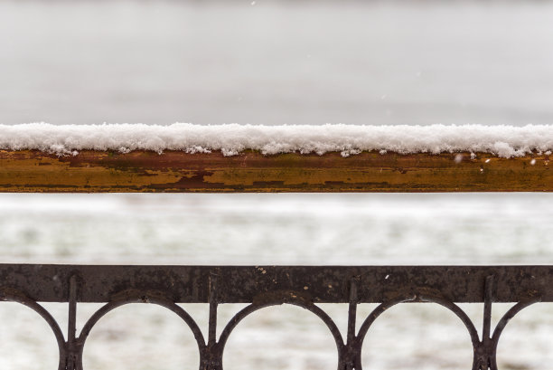 阳台栏杆上初雪图片下载