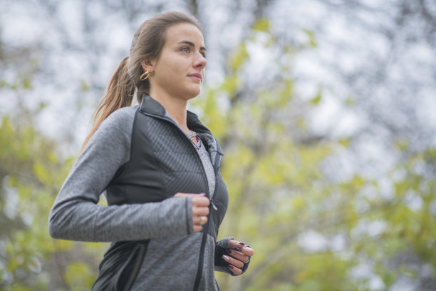慢跑的女人图片下载