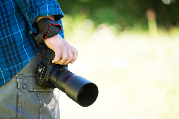 近手持专业数码单反相机图片下载