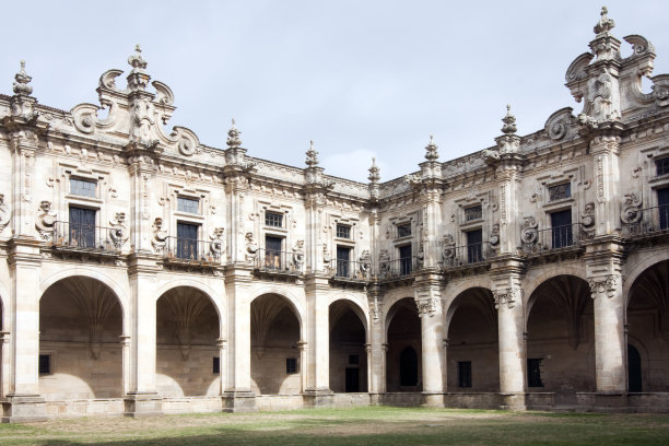 塞拉诺瓦，圣萨尔瓦多修道院，修道院和教堂钟楼，加利西亚，西班牙。图片下载