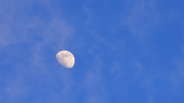 蓝色天空背景上的半月图片下载