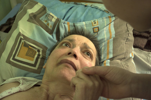 一个患有老年痴呆症的女人。一名妇女患有老年痴呆症。痴呆。图片下载