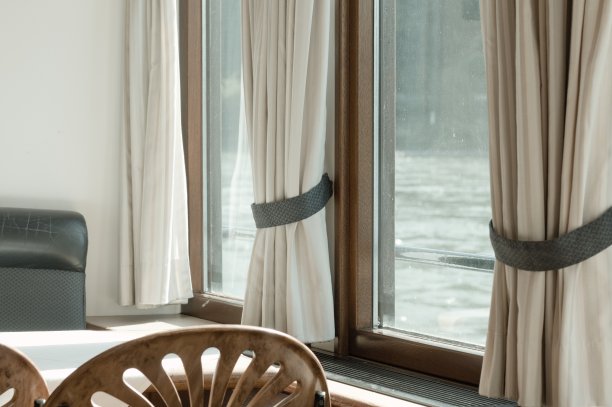 复古游轮内饰-向窗外望去(莱茵河，德国，欧洲)图片下载