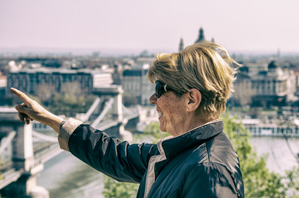 老年人度假。笑容满面的退休女士在布达佩斯度假图片下载
