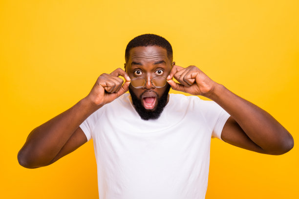 可怕的震惊的黑人看到一些惊人和可怕的东西，而孤立与生动的背景图片下载