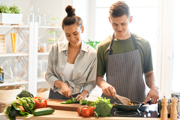 恩爱的夫妇正在准备丰盛的晚餐素材图片