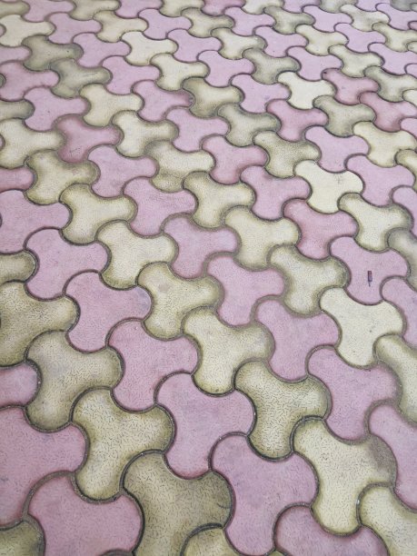 花上彩色瓷砖。粉色和黄色的三角形瓷砖在家里是固定的。图片下载