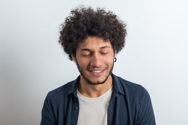 一个年轻人的肖像图片下载