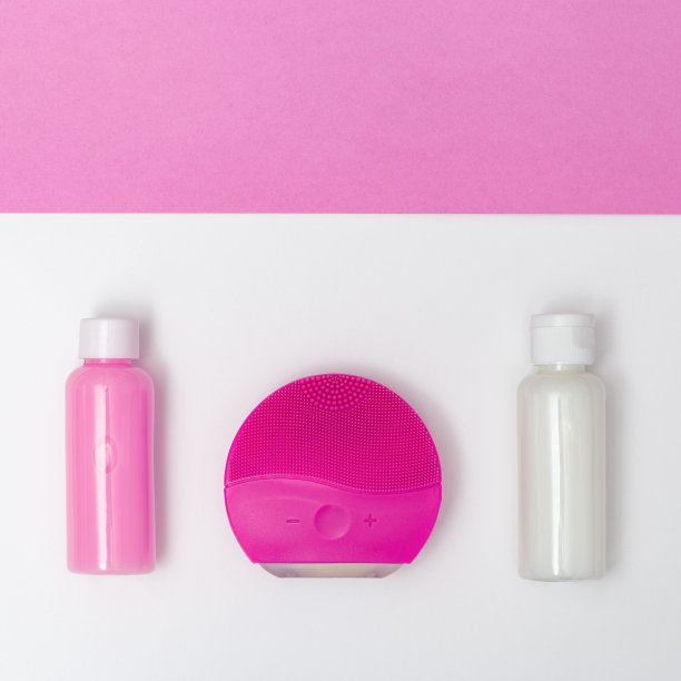 面对皮肤护理产品。洁肤用品-时尚红色电刷，洁面乳，润肤霜。美容博客的概念。面部护理。平的。前视图。图片下载