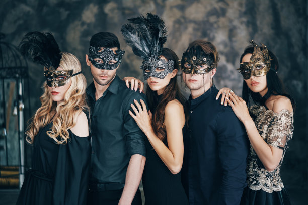 一群人在化妆舞会的面具在工作室摆姿势图片下载