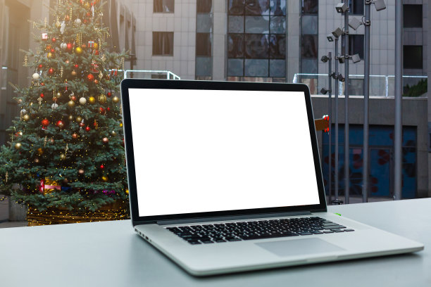 打开笔记本电脑与白色屏幕在木桌前抽象闪烁的背景图片下载