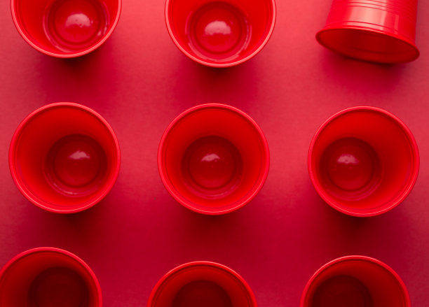 红色背景的一次性塑料眼镜图片下载