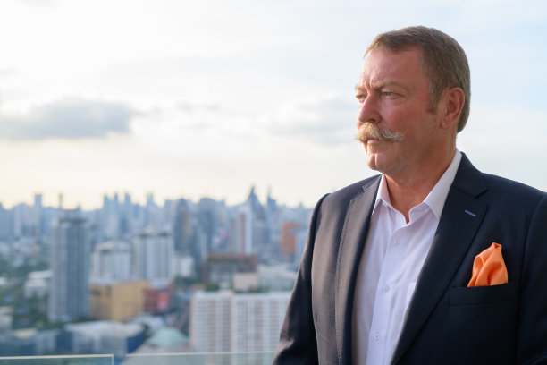 英俊的资深商人与胡子思考反对城市的观点图片下载