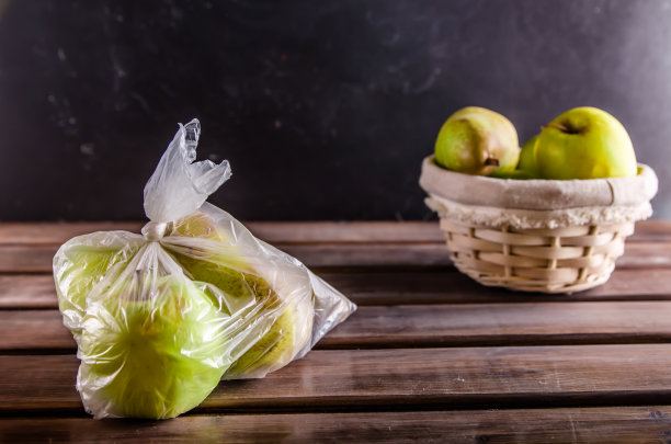 概念无塑料水果在塑料袋和柳条篮子图片下载