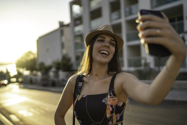 微笑的女人在街上自拍图片下载