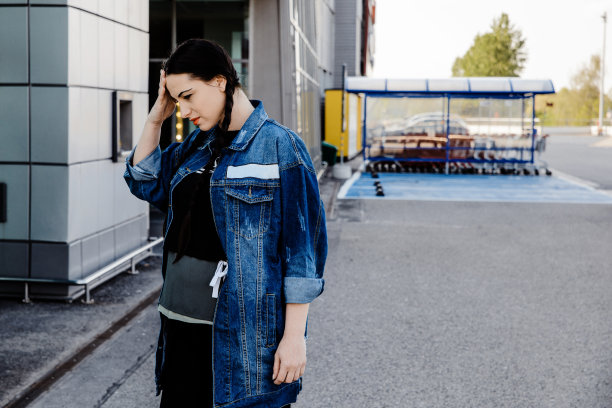 孕妇头痛。女人紧紧地抱着她的头，她感到很痛。图片下载