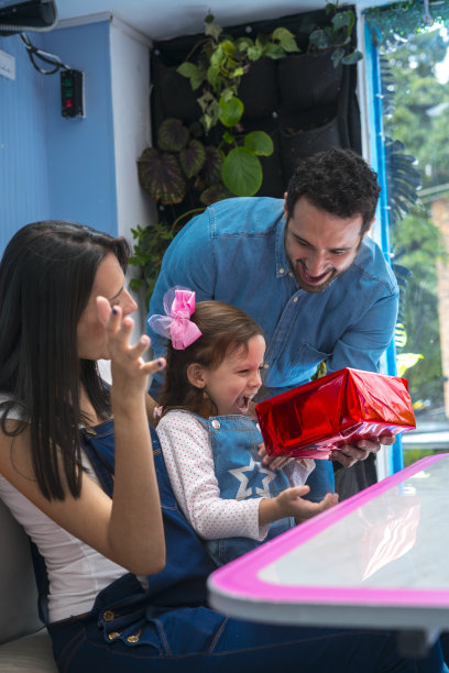 父母给他们的女儿一个惊喜图片下载