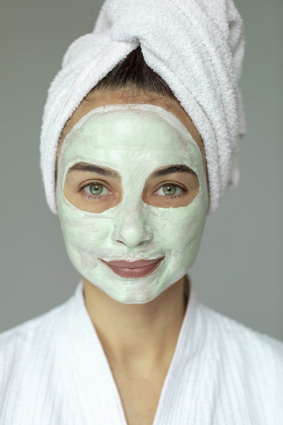 戴着绿色面具的年轻女子图片下载