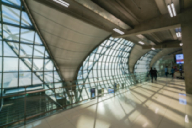 模糊背景的大型建筑内部走廊。摄于泰国曼谷素万那普机场。图片下载